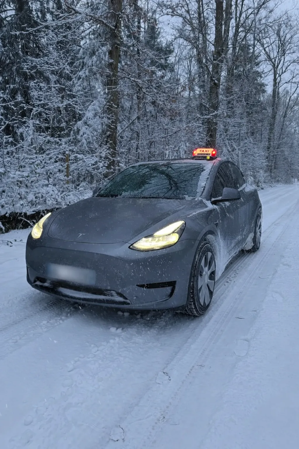Taxi à Trappes circulant sur une route enneigée, service de transport fiable assuré même en conditions hivernales pour les déplacements locaux