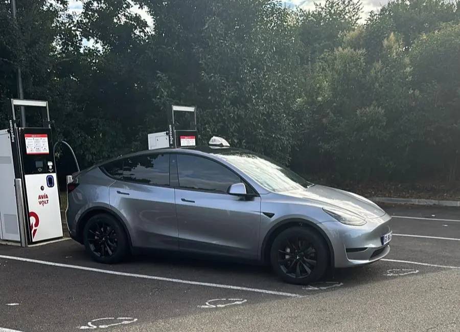 Taxi électrique en recharge illustrant un service de taxi à Trappes utilisant un véhicule moderne et confortable pour les déplacements locaux et longue distance Taxi électrique à Trappes – véhicule moderne